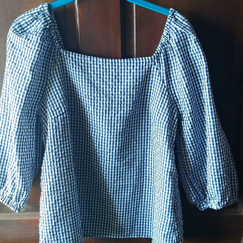 Chambray top in navy blue and white, 3/4 length sleeves.